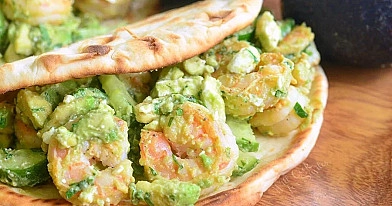 Bocadillos con aguacate y gambas