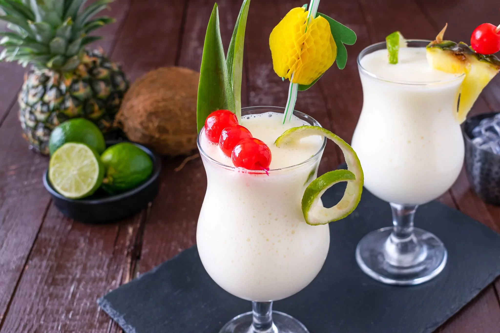 Piña colada (Pinacolada) - cóctel de ron y zumo de piña