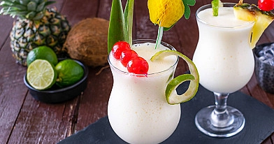 Piña colada (Pinacolada) - cóctel de ron y zumo de piña