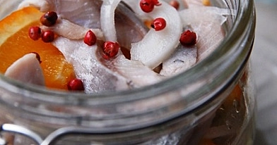 Arenque naranja con pimienta rosa y cebolla blanca