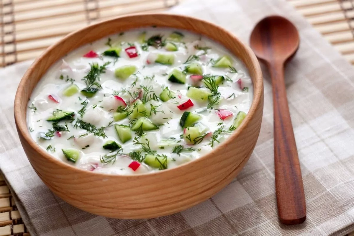 Okroshka - borsch frío ruso blanco con rábano y mostaza