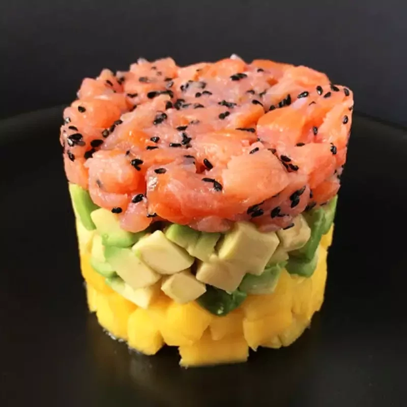 Tartar de salmón con aguacate y mango