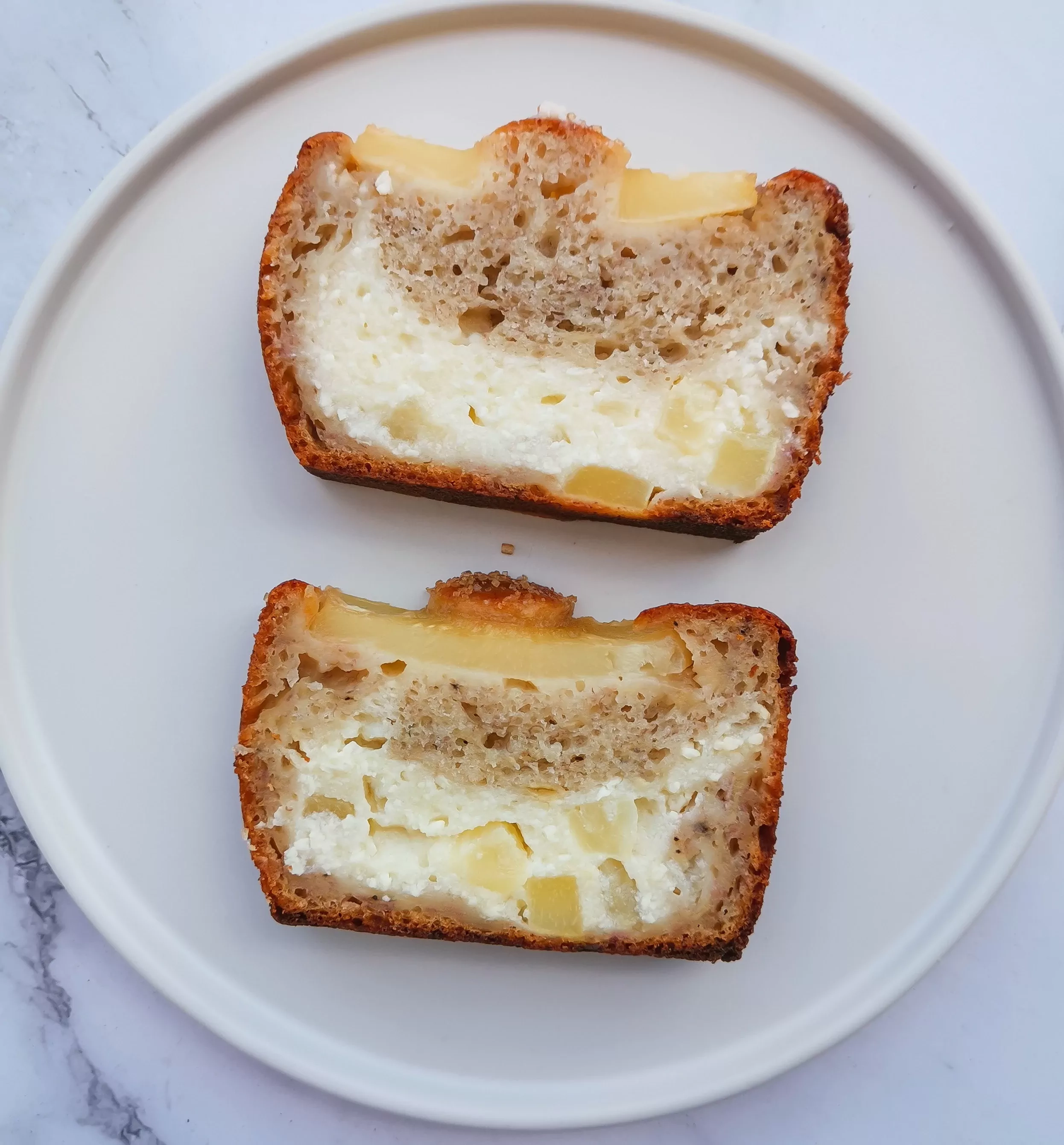 Pan de plátano con requesón y piña