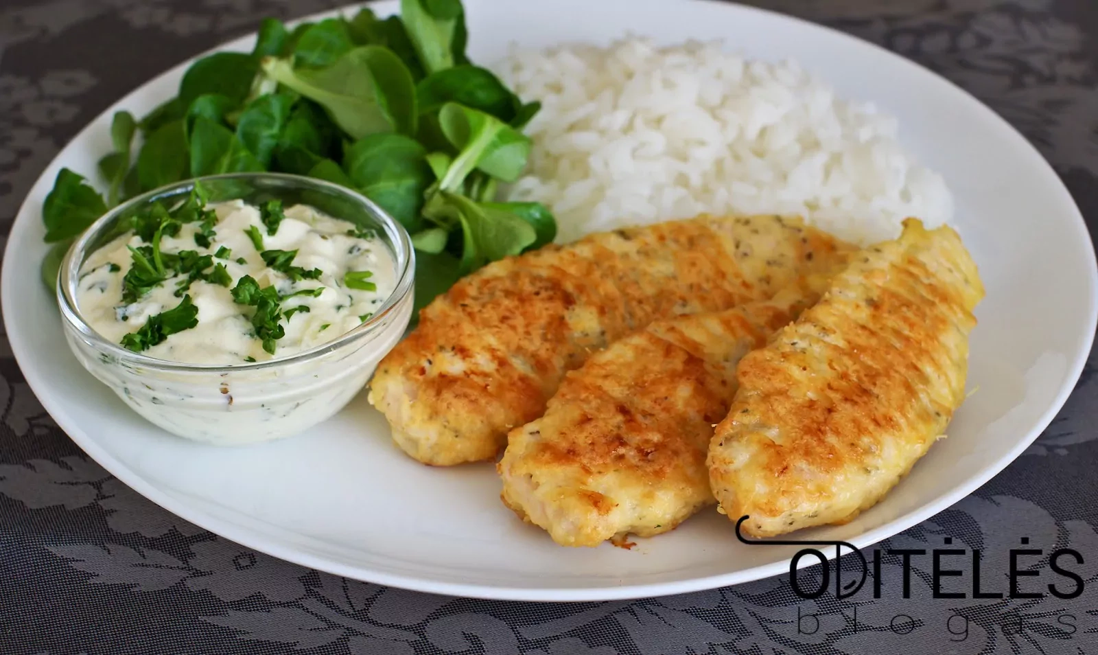 Filete de pollo al horno con queso parmesano y salsa de crema agria