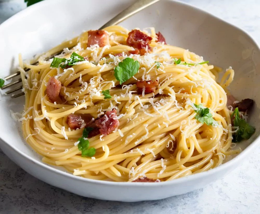 Pasta Carbonara - pasta con bacon, yemas de huevo y queso