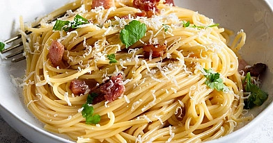 Pasta Carbonara - pasta con bacon, yemas de huevo y queso