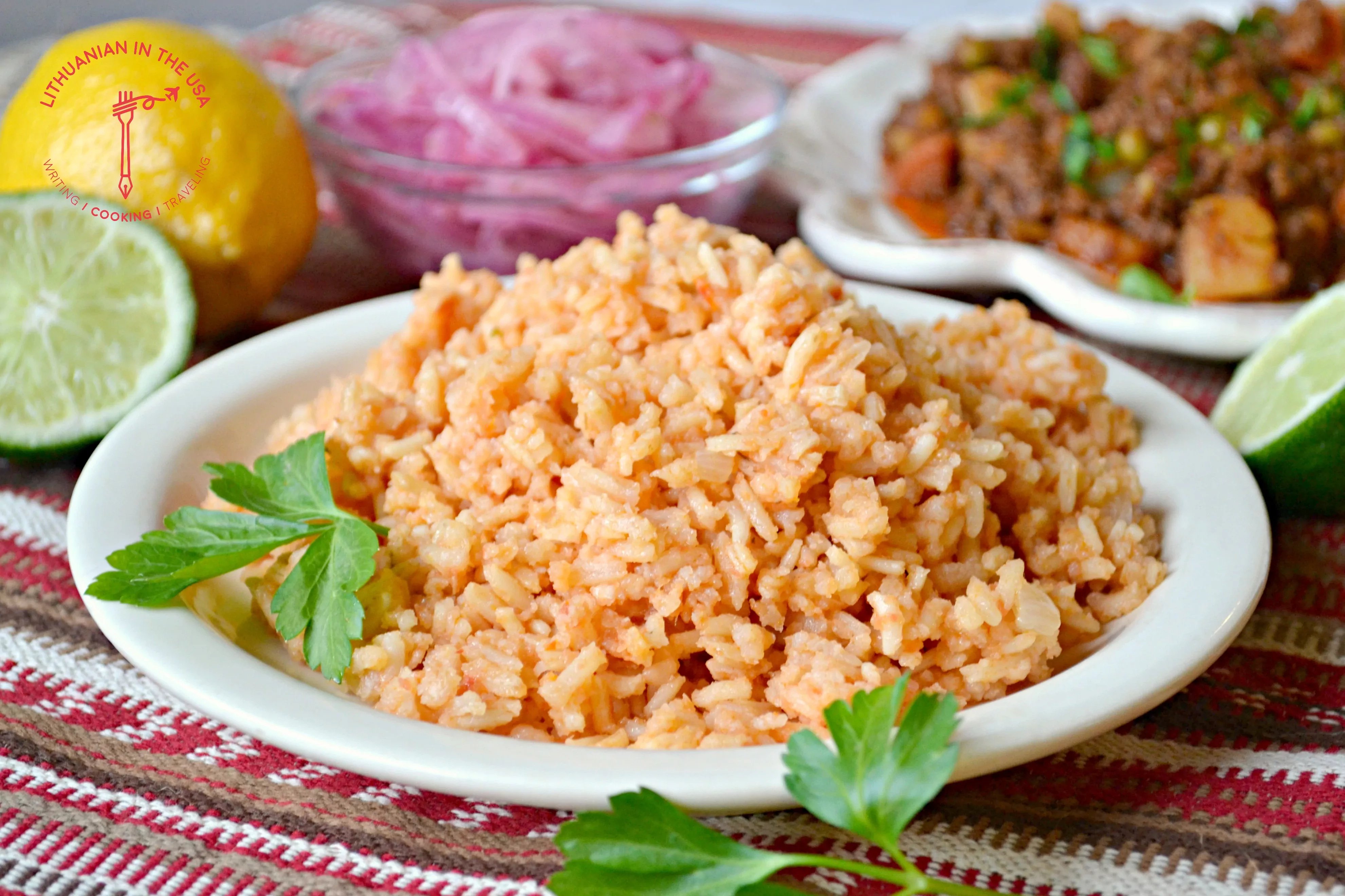 Arroz mexicano con salsa de tomate a la sartén