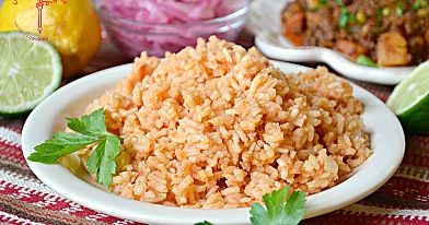 Arroz mexicano con salsa de tomate a la sartén