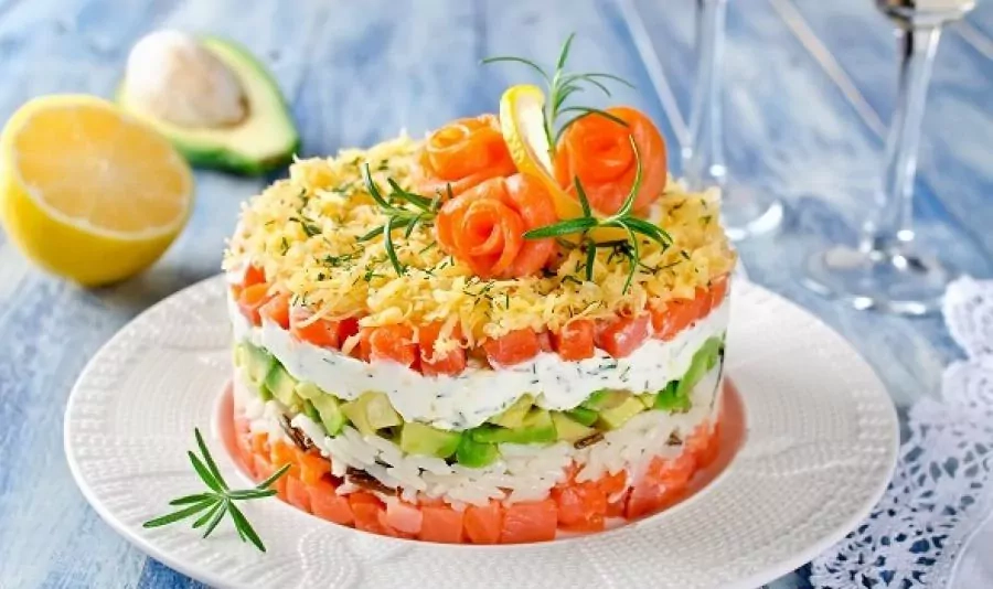 Ensalada de salmón con arroz y aguacate (sin mayonesa)