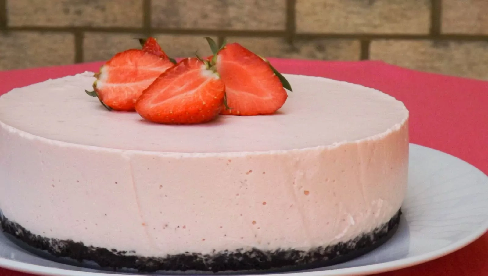 Refrescante tarta de mousse de fresa y yogur con base de galleta Oreo