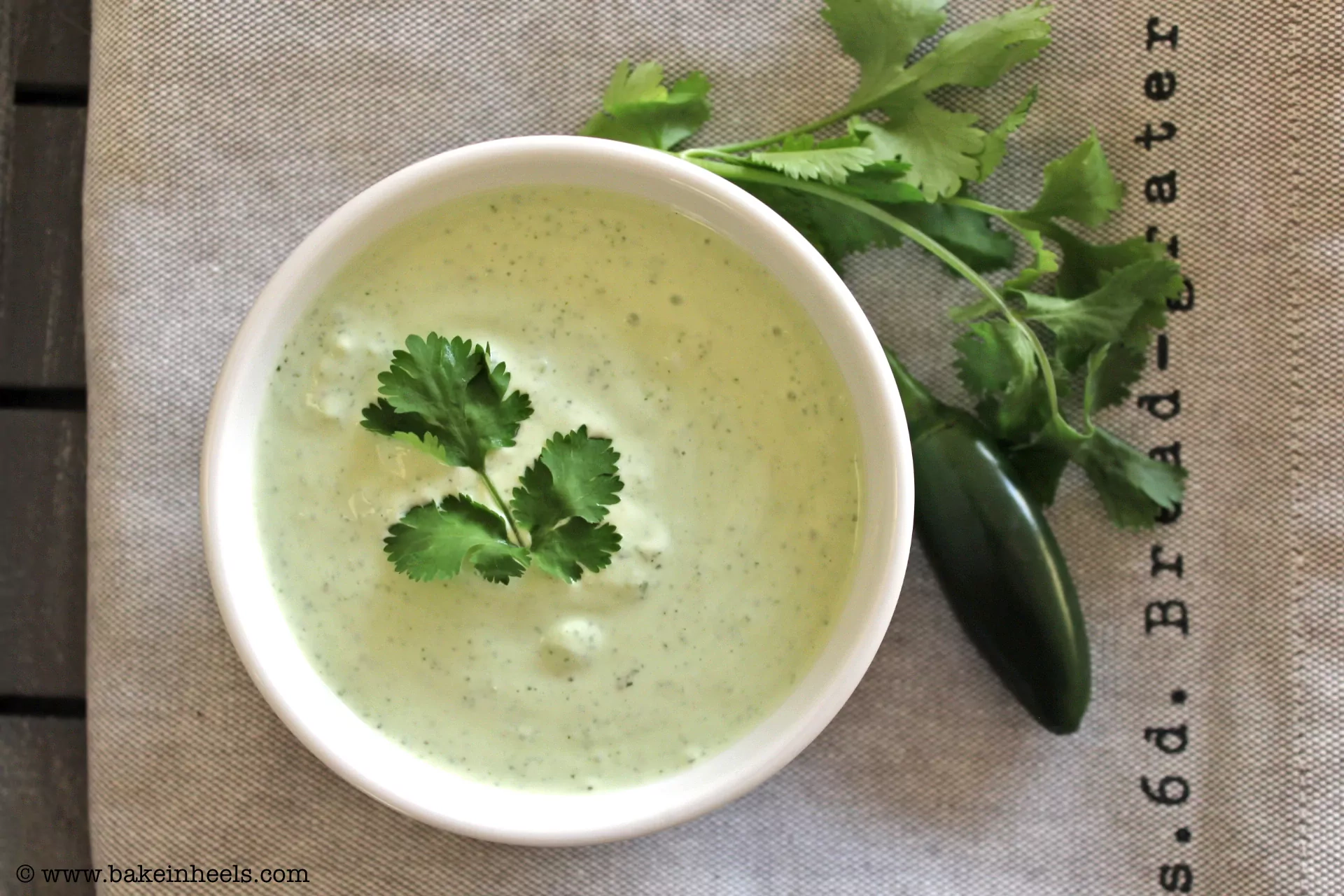 Raita - salsa de yogur griego para acompañar filetes, rollos o filetes de pollo