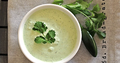 Raita - salsa de yogur griego para acompañar filetes, rollos o filetes de pollo