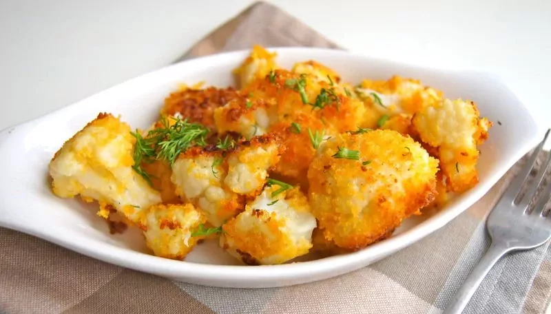 Coliflor frita en mantequilla en una sartén