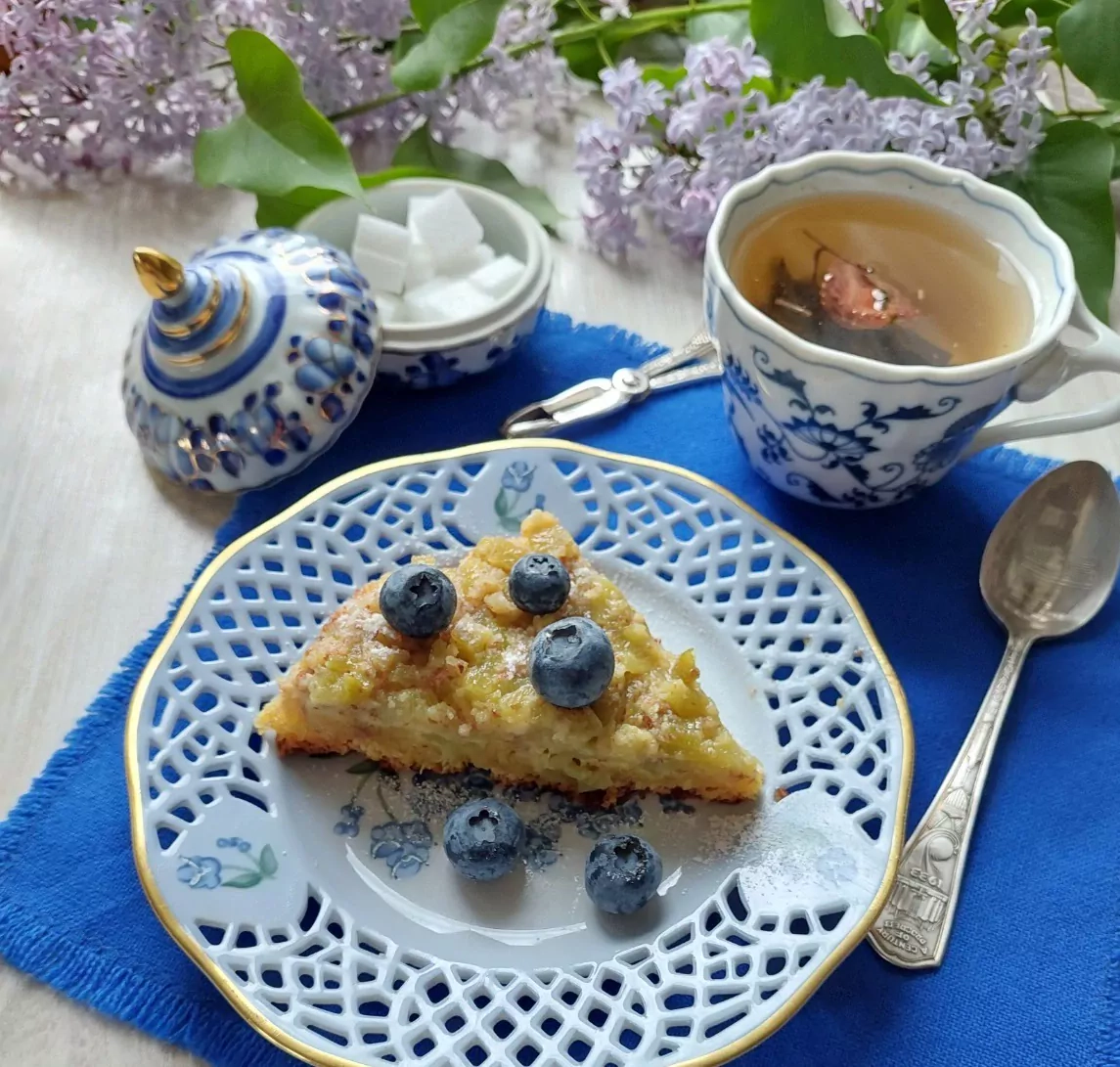 Tarta invertida de ruibarbo con almendras