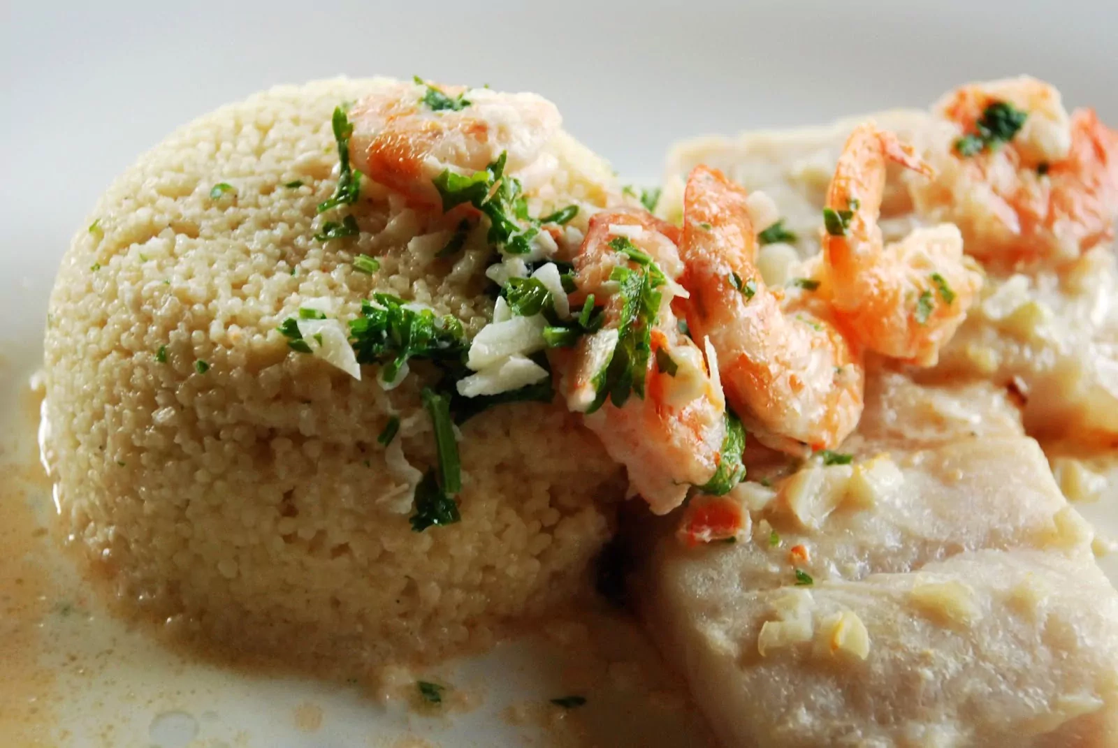 Pescado al horno con salsa de gambas y nata y cuscús