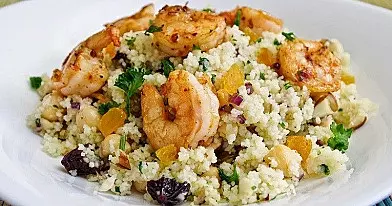 Ensalada de cuscús con gambas, almendra, pasas y albaricoques secos