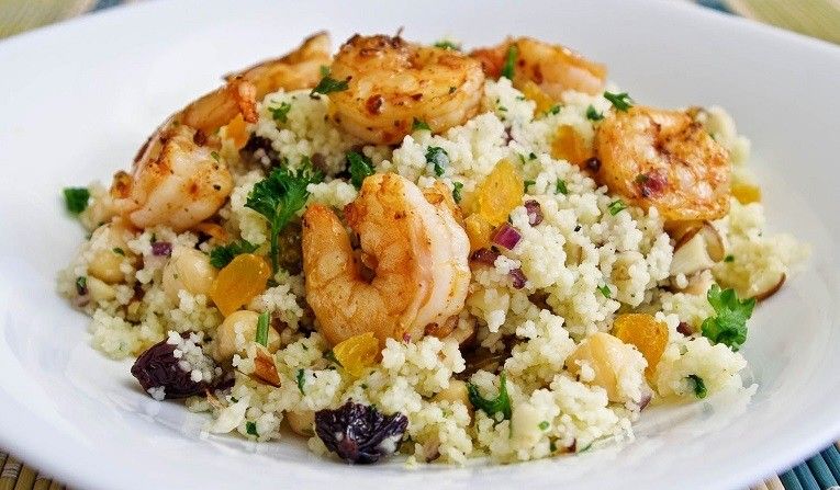 Ensalada de cuscús con gambas, almendra, pasas y albaricoques secos